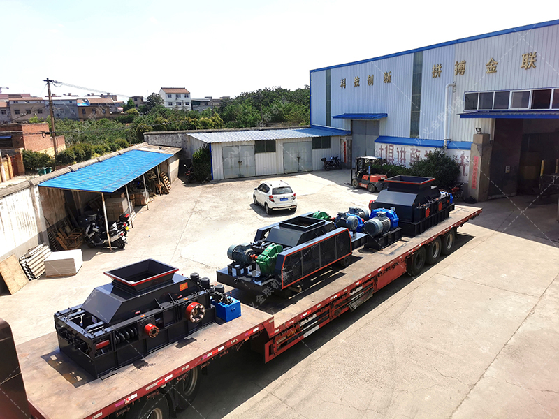 1200*1200雙齒輥破碎機(jī)，兩臺(tái)900*900軌道移動(dòng)雙齒輥破碎機(jī)發(fā)往云南