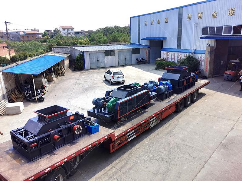 1200*1200雙齒輥破碎機(jī)，兩臺(tái)900*900軌道移動(dòng)雙齒輥破碎機(jī)發(fā)往云南